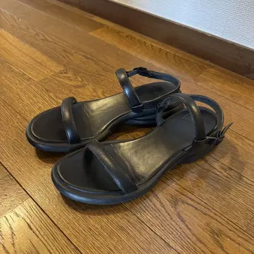 캠퍼 블랙 가죽 스트랩 샌들