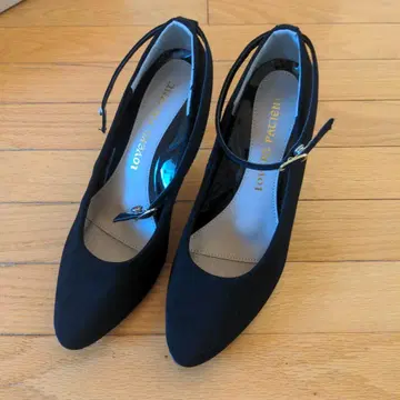 블랙 오픈토 펌프스 앵클 스트랩 포함