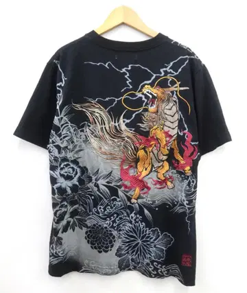 카라쿠리타마시 282311 뇌명에 기린 자수 반팔 티셔츠