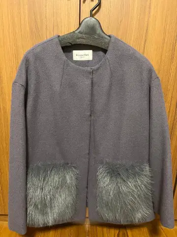그레이 퍼 부착 포켓 노카라 코트