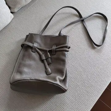 더 딜레탕트 모카 브라운 숄더백