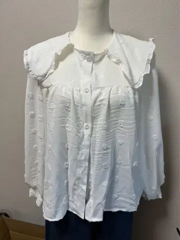 새상품 프릴 옷깃 화이트 블라우스