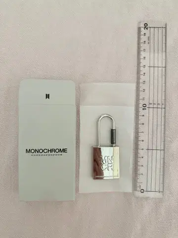 [ 미사용 새상품 ] BTS MONOCHROME 메탈 키링