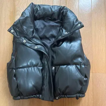 블랙 합성 피혁 다운 베스트