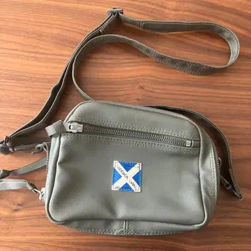 러기지 라벨 숄더백 카키 남성용