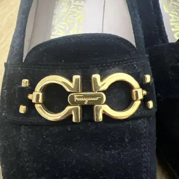 Ferragamo 블랙 스웨이드 로퍼 6D