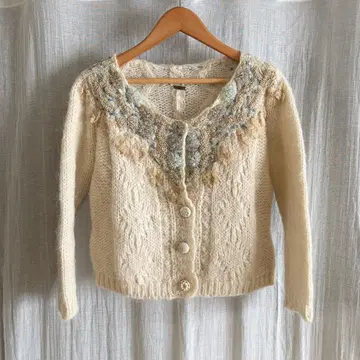아이보리 비즈 자수 니트 가디건