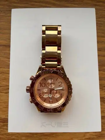 Nixon 로즈 골드 크로노그래프 시계