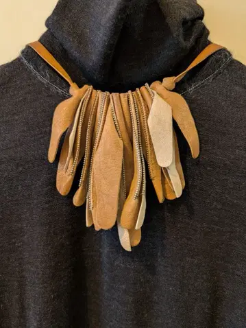 브루넬로쿠치넬리 모니엘레 장식 가죽 목걸이