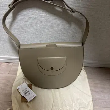 apc 그레이지 반달형 핸드백 PXAWV F61764