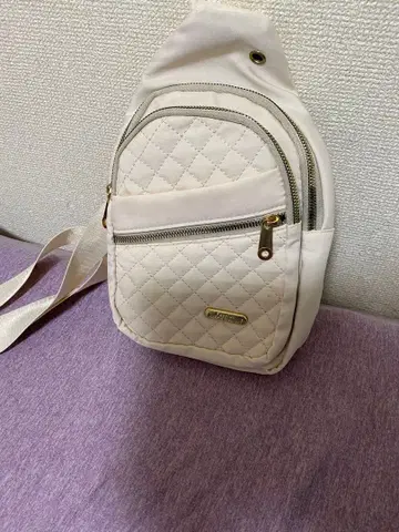 화이트 퀼팅 백팩