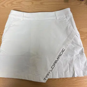 TAYLORMADE 화이트 플리츠 스커트