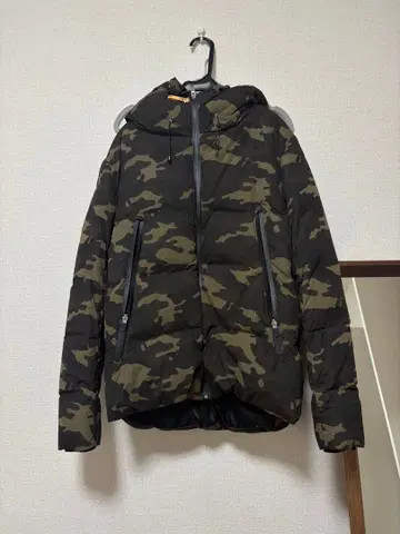 인헤릿 카모 패턴 카모플라쥬 후드 부착 다운 자켓