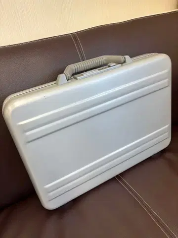 제로 할리버튼 아타셰 케이스 실버