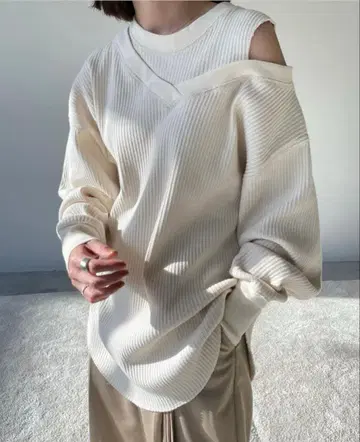 비대칭 숄더 상의 아이보리