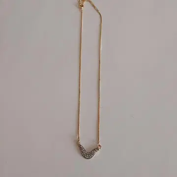 V자형 크리스탈 목걸이
