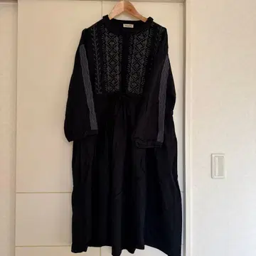 Samanera Moss 블랙 자수 롱 원피스