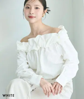 프릴 오프숄더 블라우스 화이트