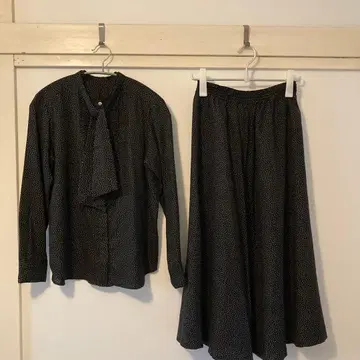 휴먼 우먼 블랙과 화이트 도트 무늬 셋업