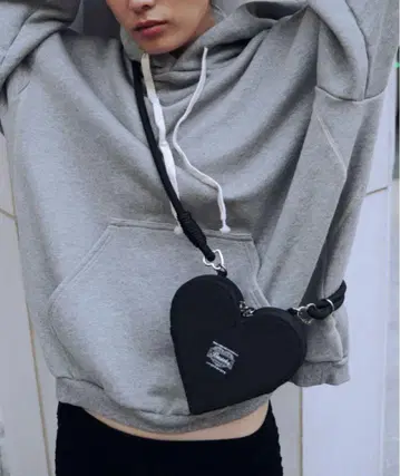 PRODUCTS x BASICKS 하트 숄더 블랙