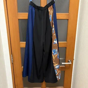 오즈모시스 와이드 팬츠 꽃무늬 파랑 블랙