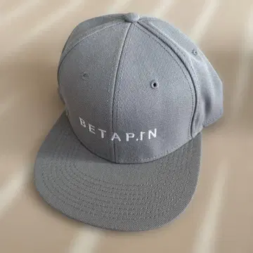 BETAPIN 그레이 스냅백 캡