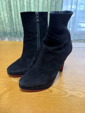 블랙 스웨이드 부티 22.5cm