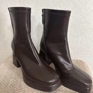 다크 브라운 합성 피혁 부티 하이힐