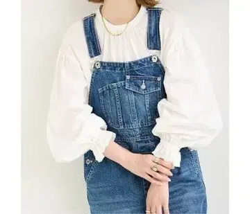 새상품 베이직 재고 프릴 개더 블라우스 화이트 컬러