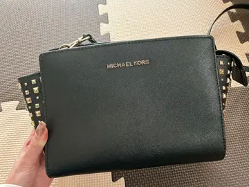 MICHAEL KORS 스터드 숄더백 블랙