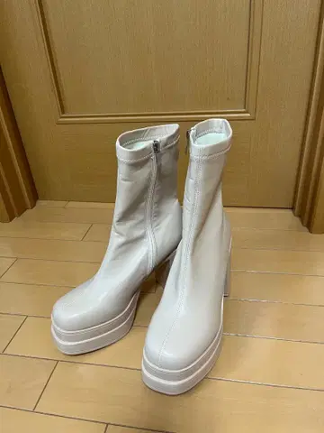 베이지 계열 부츠 통굽 24.5cm