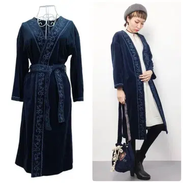 Lily Brown 네이비 자수 로브