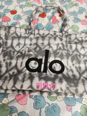 ALO Yoga 타이다이 패턴 토트백 그레이/화이트