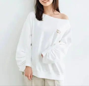 코코딜 로고 자수 소매 턱 오프숄더 맨투맨 화이트