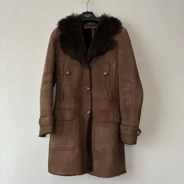 정품 무스탕 코트 브라운 단추식이며 포켓이 있습니다.