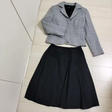 블랙 자켓 & 플레어 스커트 셋업