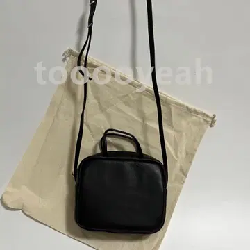 Aeta 블랙 가죽풍 숄더백
