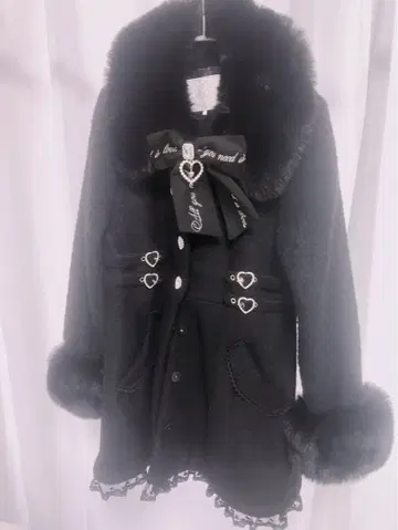 퍼 달린 블랙 롱 코트