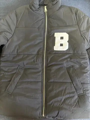 블랙 B 자수 다운 자켓
