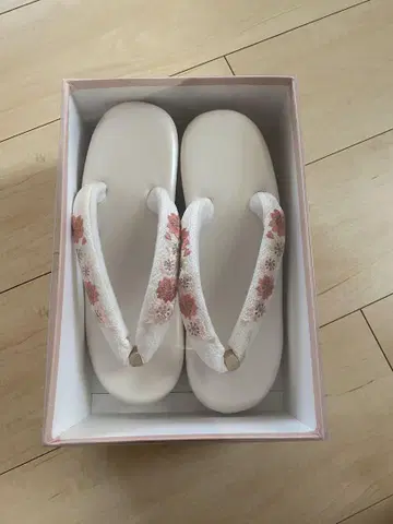꽃무늬 조리 화이트