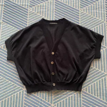 일요일 한정판 가격 대폭 인하 크레센트 블랙 니트 가디건 반팔