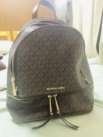 MICHAEL KORS 모노그램 백팩 중형