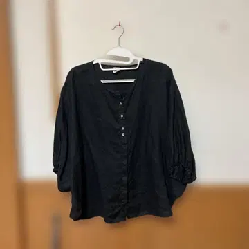 블랙 V넥 5부 린넨 100% 블라우스