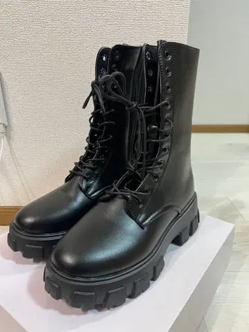 블랙 통굽 레이스업 부츠 25.0cm