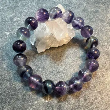 플로라이트 블레스 팔찌 색이 진한 편