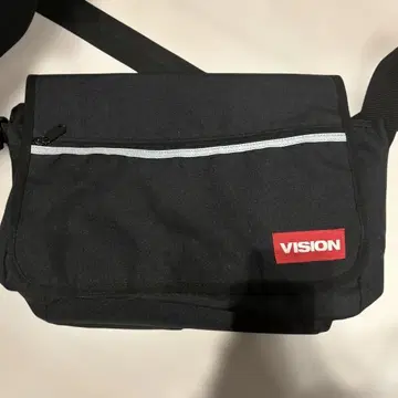 VISION 블랙 숄더백 + Levis 화이트 트레이닝복 세트