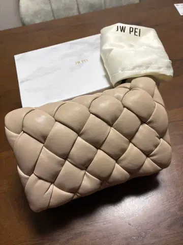 JW PEI 베이지 퀼팅 숄더백