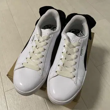 PUMA 백리본 에나멜 스니커즈 23.5cm