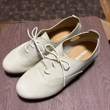 피구리노. 화이트 가죽 로퍼