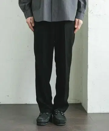 URBAN RESEARCH DOORS 울 라이크 서지 스트레이트 트라우저